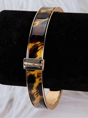 Beautiful, goldtone, animal print nine west bangle bracelet